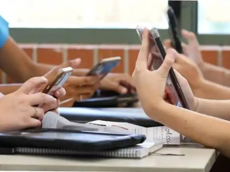 Diputada le entra al tema de celulares en las escuelas