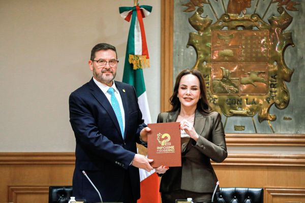 Entrega Carmen LiliaCanturosas documento del segundo informe de gobierno a cabildo