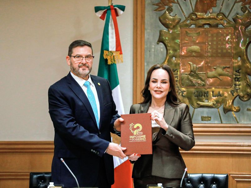 Entrega Carmen LiliaCanturosas documento del segundo informe de gobierno a cabildo