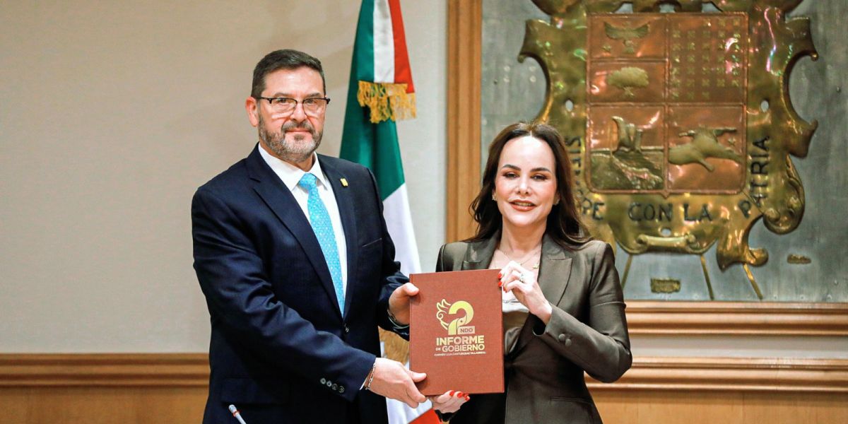 Entrega Carmen LiliaCanturosas documento del segundo informe de gobierno a cabildo