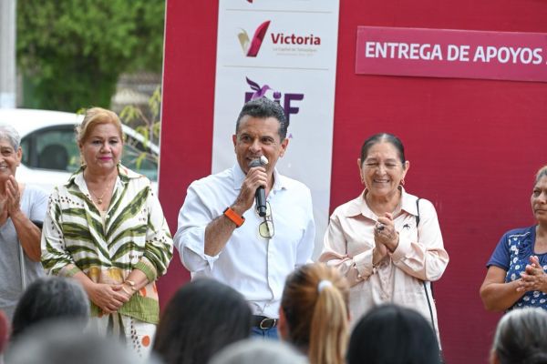 Entrega Lalo Gattás apoyo alimentario a familias de Victoria