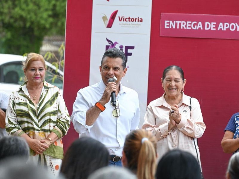 Entrega Lalo Gattás apoyo alimentario a familias de Victoria