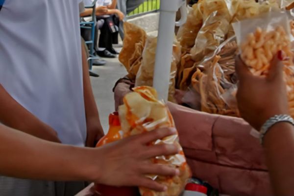 Emite COEPRIS 17 órdenes de retiro de comida chatarra en escuelas