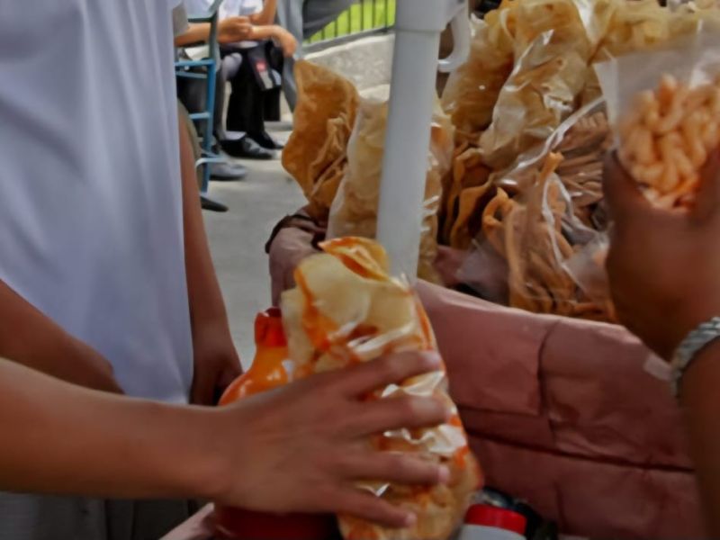 Emite COEPRIS 17 órdenes de retiro de comida chatarra en escuelas