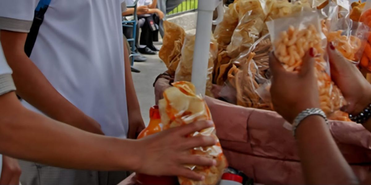 Emite COEPRIS 17 órdenes de retiro de comida chatarra en escuelas