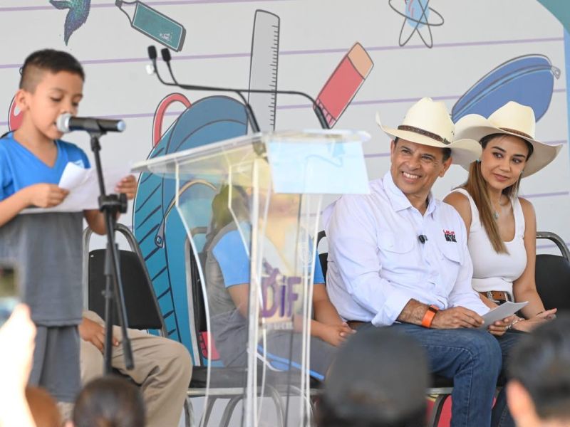 Llevan Lucy y Lalo Gattás programa “Pasos por la Educación” al ejido La Presa