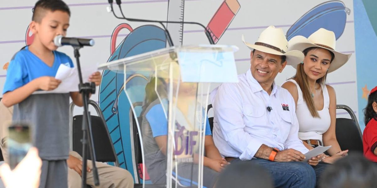 Llevan Lucy y Lalo Gattás programa “Pasos por la Educación” al ejido La Presa