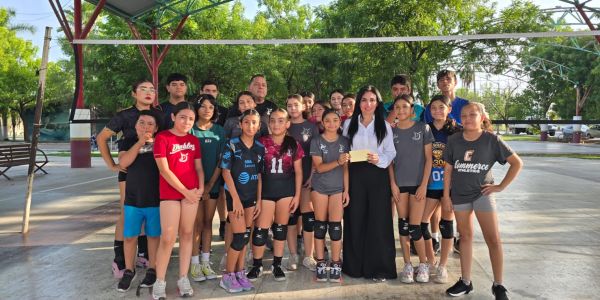 Astrid Sontoya impulsa al voleibol femenil infantil de El Mante
