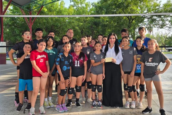 Astrid Sontoya impulsa al voleibol femenil infantil de El Mante