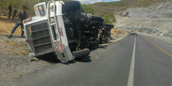 Tráileres toman antigua carretera a Tula por cierre en Rumbo Nuevo