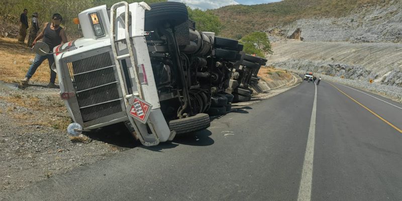 Tráileres toman antigua carretera a Tula por cierre en Rumbo Nuevo