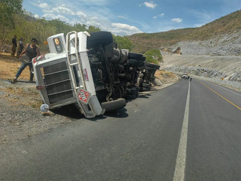 Tráileres toman antigua carretera a Tula por cierre en Rumbo Nuevo