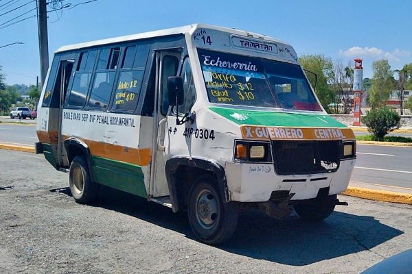 Micros cortan ruta y dejan varados a usuarios