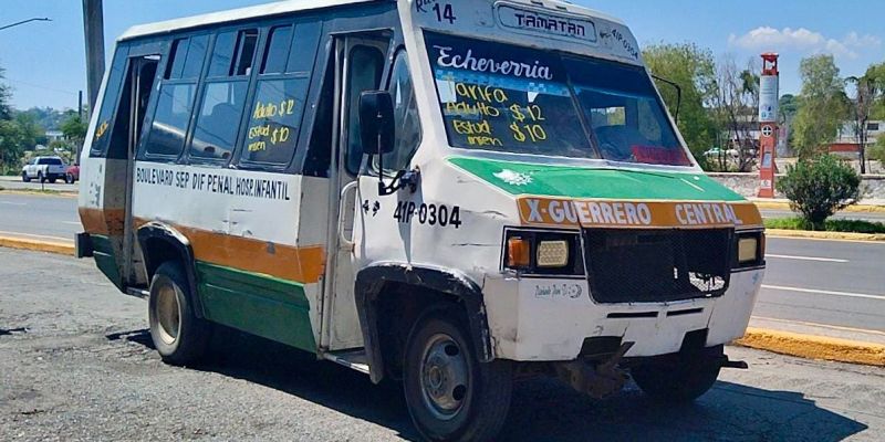 Micros cortan ruta y dejan varados a usuarios