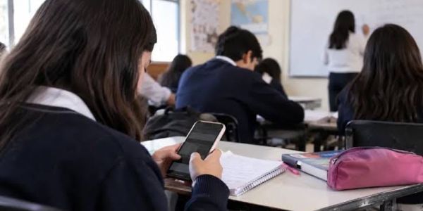 Padres anticipan que alumnos llevarán celular pese a la prohibición escolar