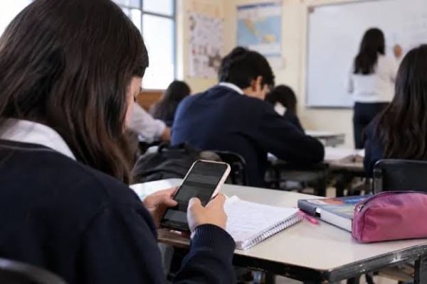 Padres anticipan que alumnos llevarán celular pese a la prohibición escolar