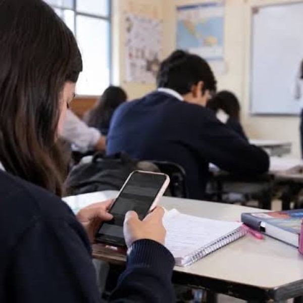 Padres anticipan que alumnos llevarán celular pese a la prohibición escolar