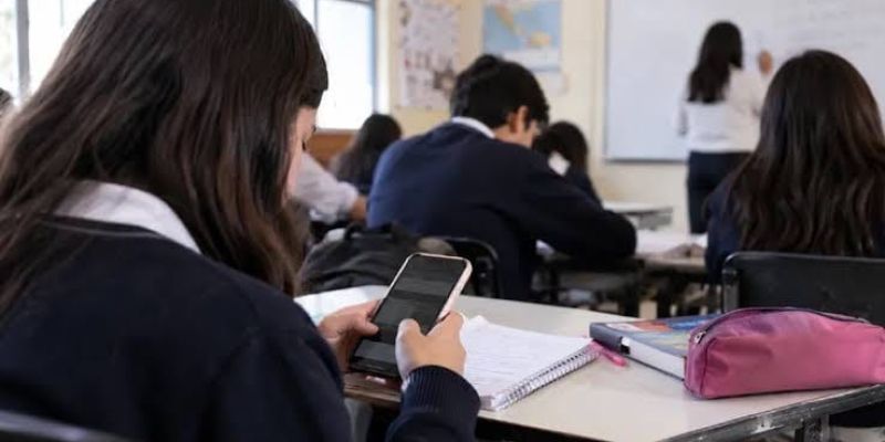 Padres anticipan que alumnos llevarán celular pese a la prohibición escolar