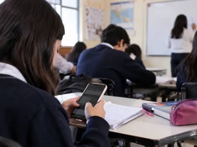 Padres anticipan que alumnos llevarán celular pese a la prohibición escolar