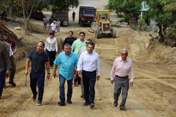 Supervisa Lalo Gattás construcción de calles de concreto hidráulico