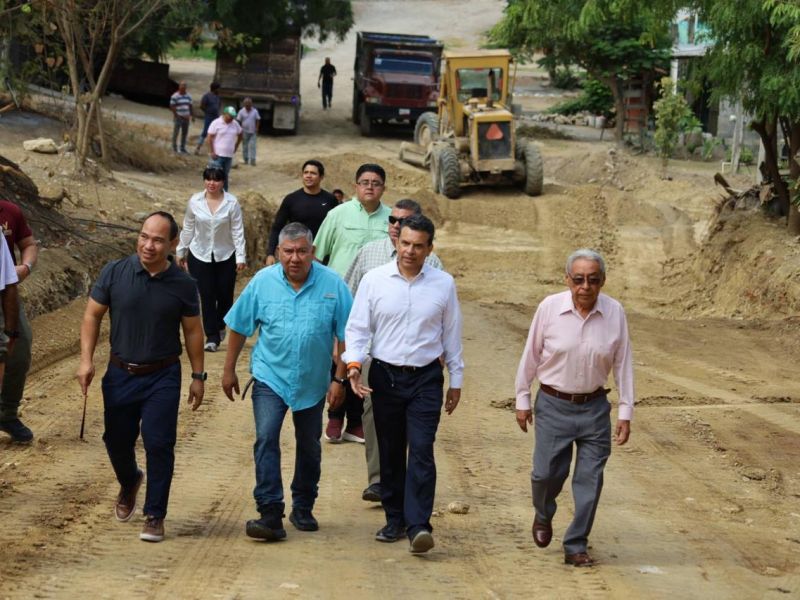 Supervisa Lalo Gattás construcción de calles de concreto hidráulico