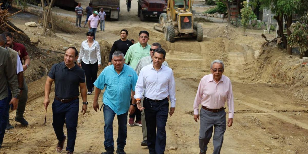 Supervisa Lalo Gattás construcción de calles de concreto hidráulico