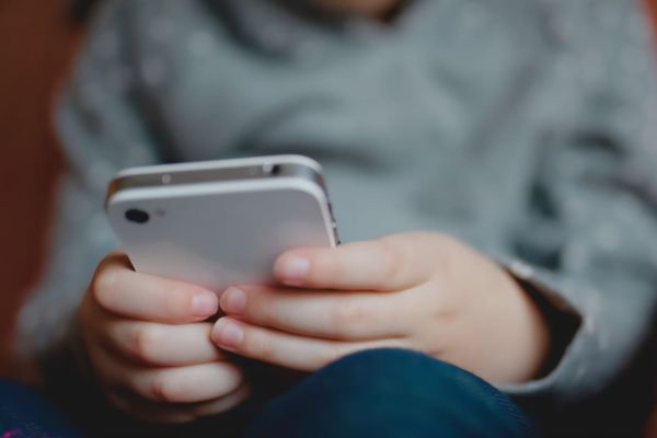 Analizarán en foro riesgos del uso de pantallas y redes sociales en menores