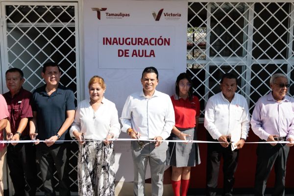 Entrega Lalo Gattás nueva aula en primaria Distribuidores Nissan 37.