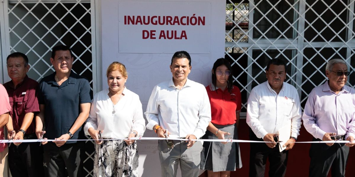 Entrega Lalo Gattás nueva aula en primaria Distribuidores Nissan 37.