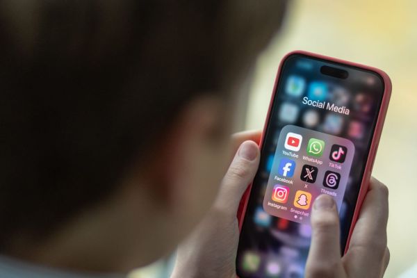 Alertan por riesgos de conocer personas a través de redes sociales