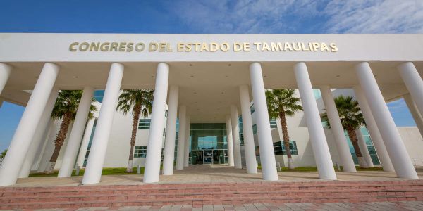 Morena impone reforma de doble nacionalidad