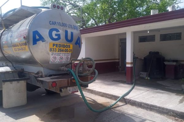 Lleva COMAPA Altamira agua en pipas a dependencias y escuelas