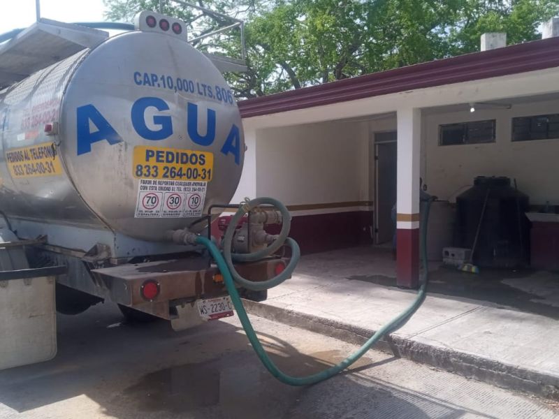 Lleva COMAPA Altamira agua en pipas a dependencias y escuelas