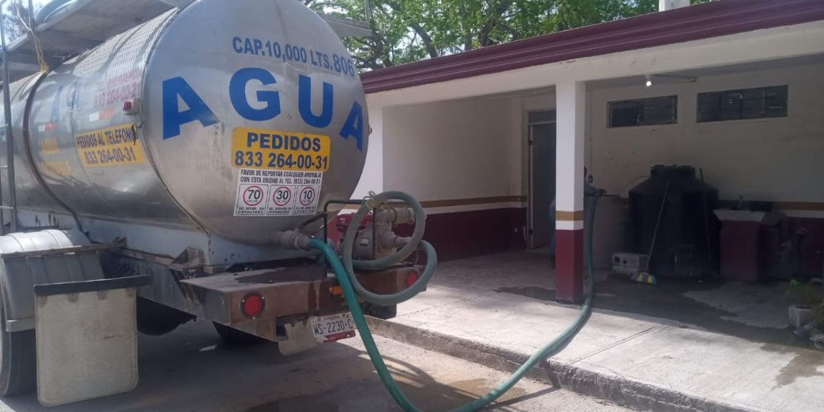 Lleva COMAPA Altamira agua en pipas a dependencias y escuelas
