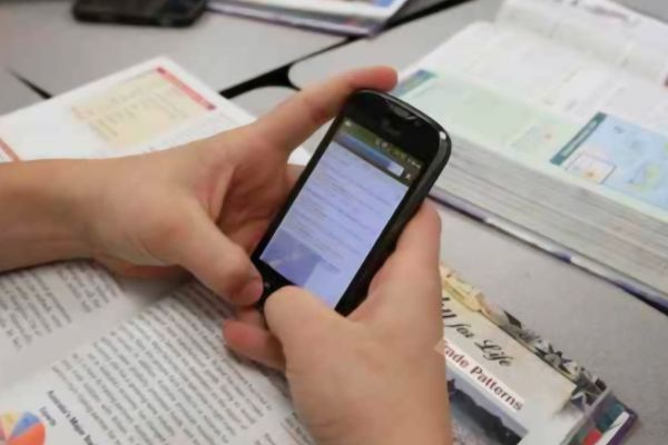 Celular que suene en clase saldrá del salón hasta la hora de salida