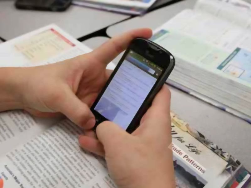 Celular que suene en clase saldrá del salón hasta la hora de salida
