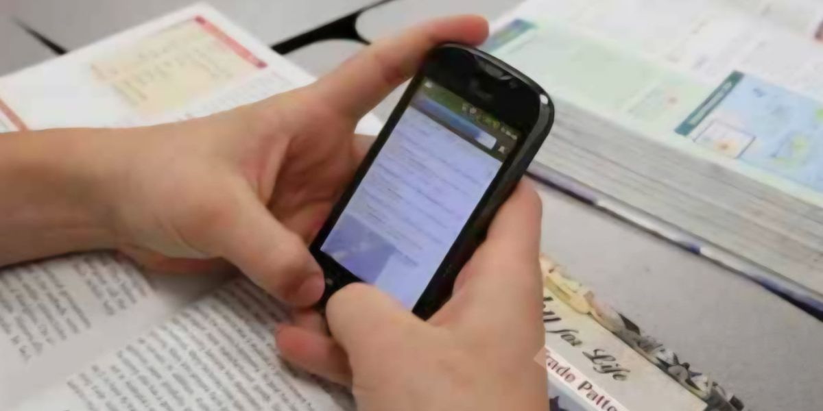 Celular que suene en clase saldrá del salón hasta la hora de salida