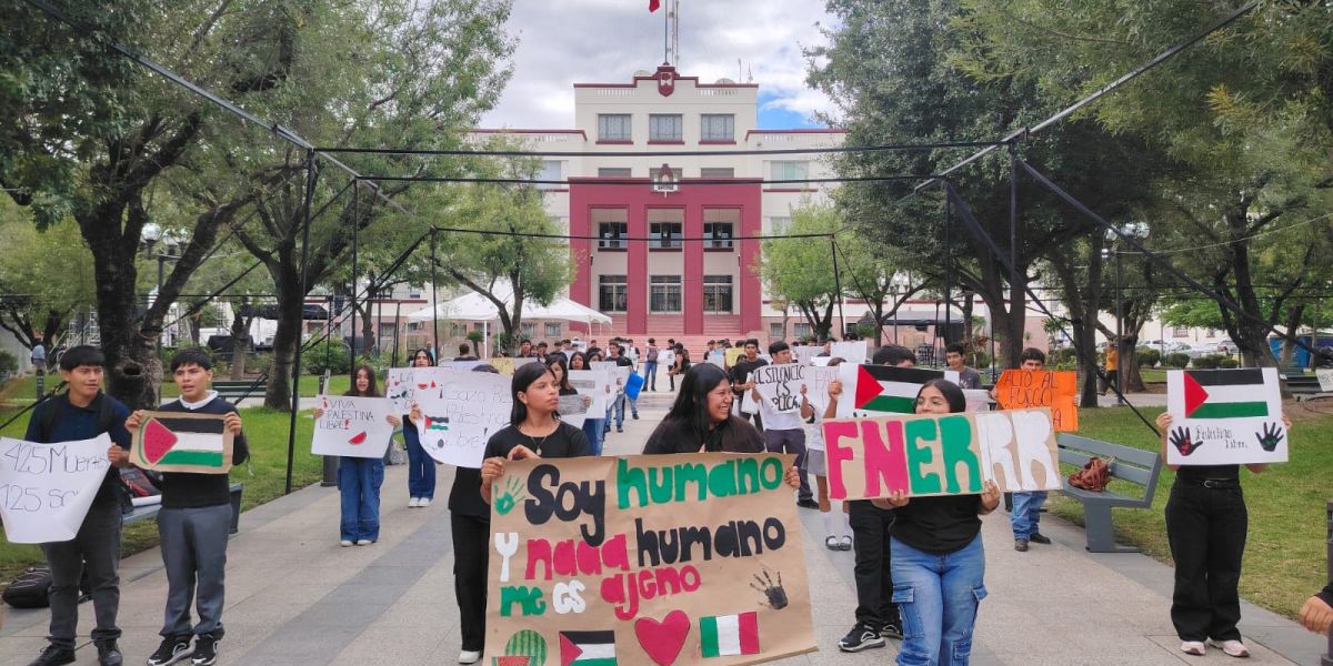 Palacio de Gobierno recibe una protesta diferente: jóvenes salen en defensa de Palestina