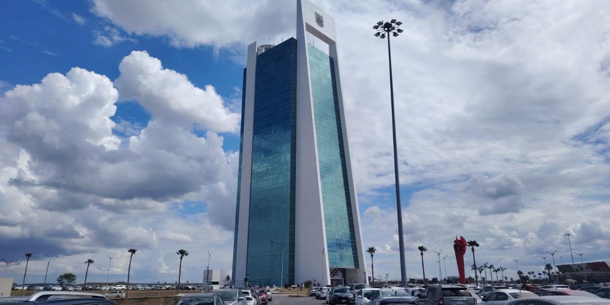 Funcionarios dejan cargos; van por candidaturas de Morena