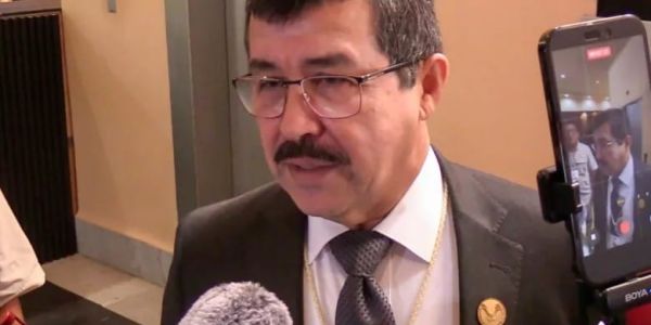 UAT analiza limitar celulares en preparatorias y universidades