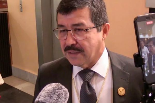 UAT analiza limitar celulares en preparatorias y universidades