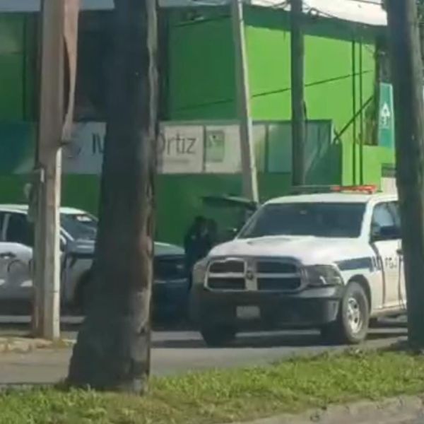 Desata persecución y provoca choques al huir de la Policía