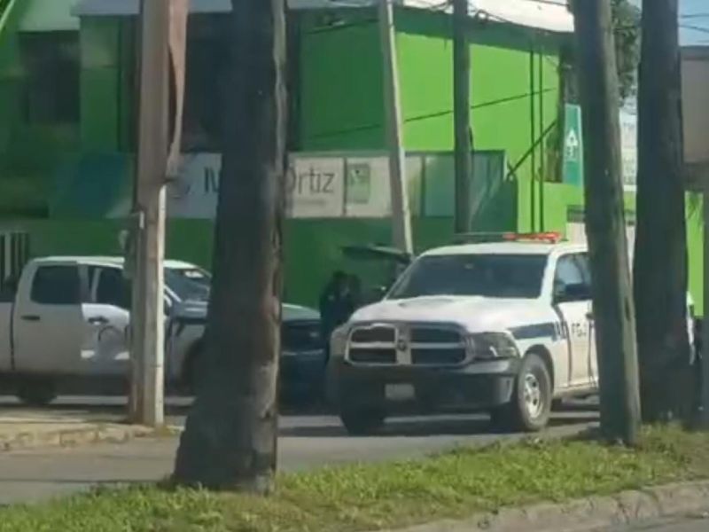 Desata persecución y provoca choques al huir de la Policía