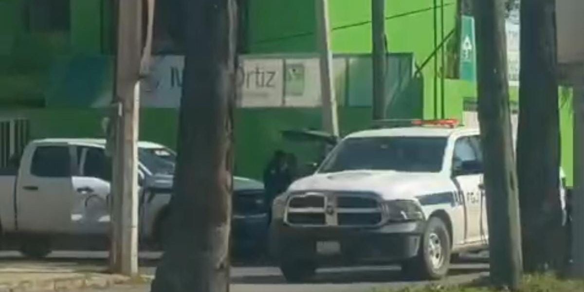 Desata persecución y provoca choques al huir de la Policía