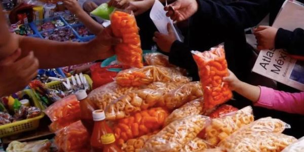 Advierten que la comida chatarra sigue al alcance de los escolares fuera de las aulas