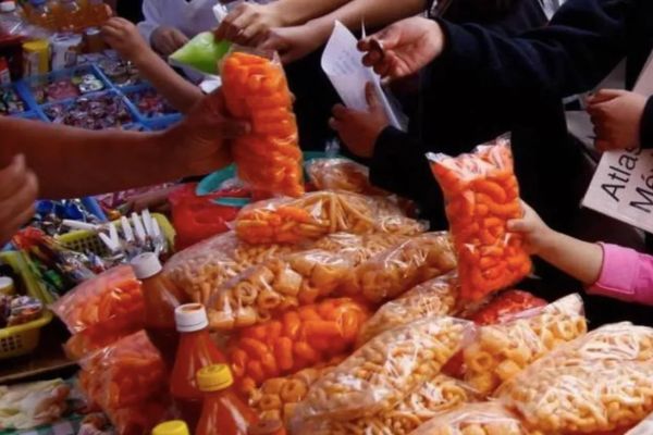Advierten que la comida chatarra sigue al alcance de los escolares fuera de las aulas
