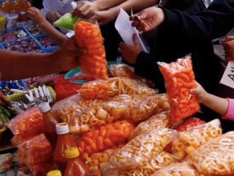 Advierten que la comida chatarra sigue al alcance de los escolares fuera de las aulas