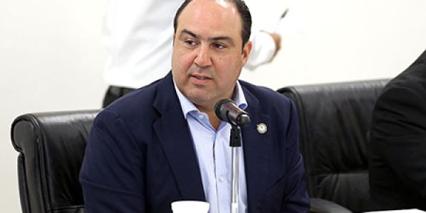 Otro exsecretario de Cabeza de Vaca se deslinda y apunta al exgobernador