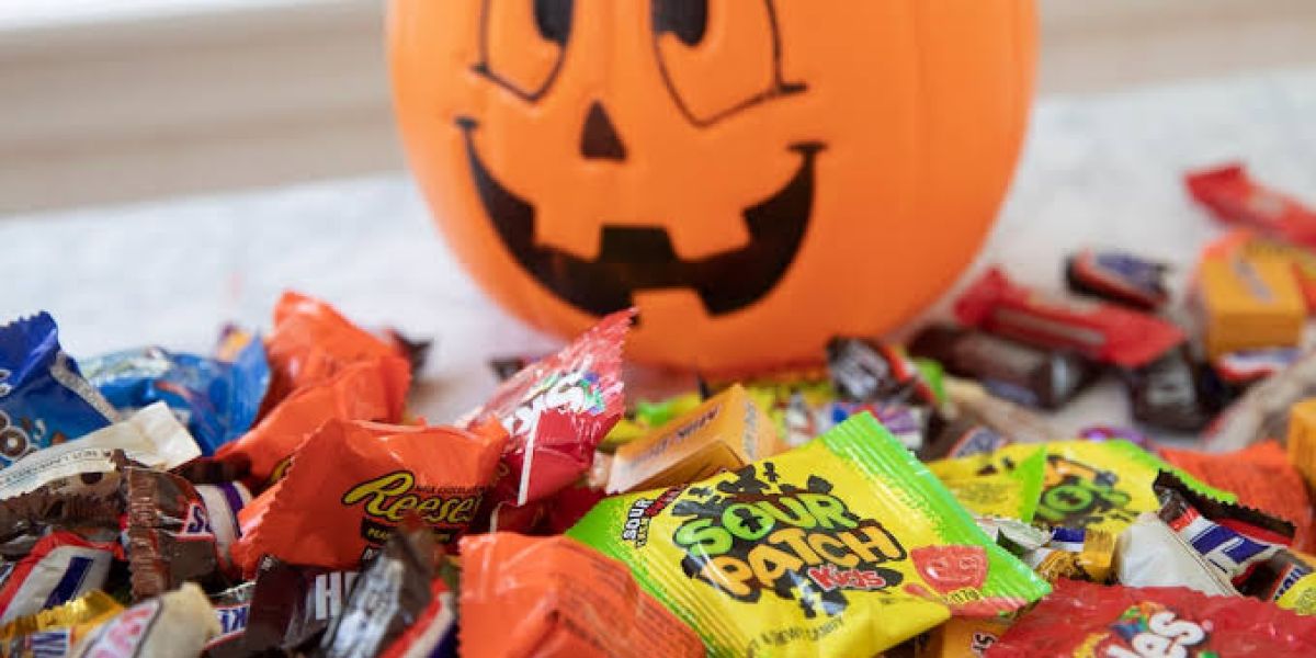 Cruz Ámbar pide vigilar a menores y revisar dulces durante Halloween y Día de Muertos