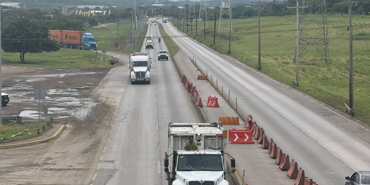 Transportistas realizan caravana hacia el puerto de Altamira